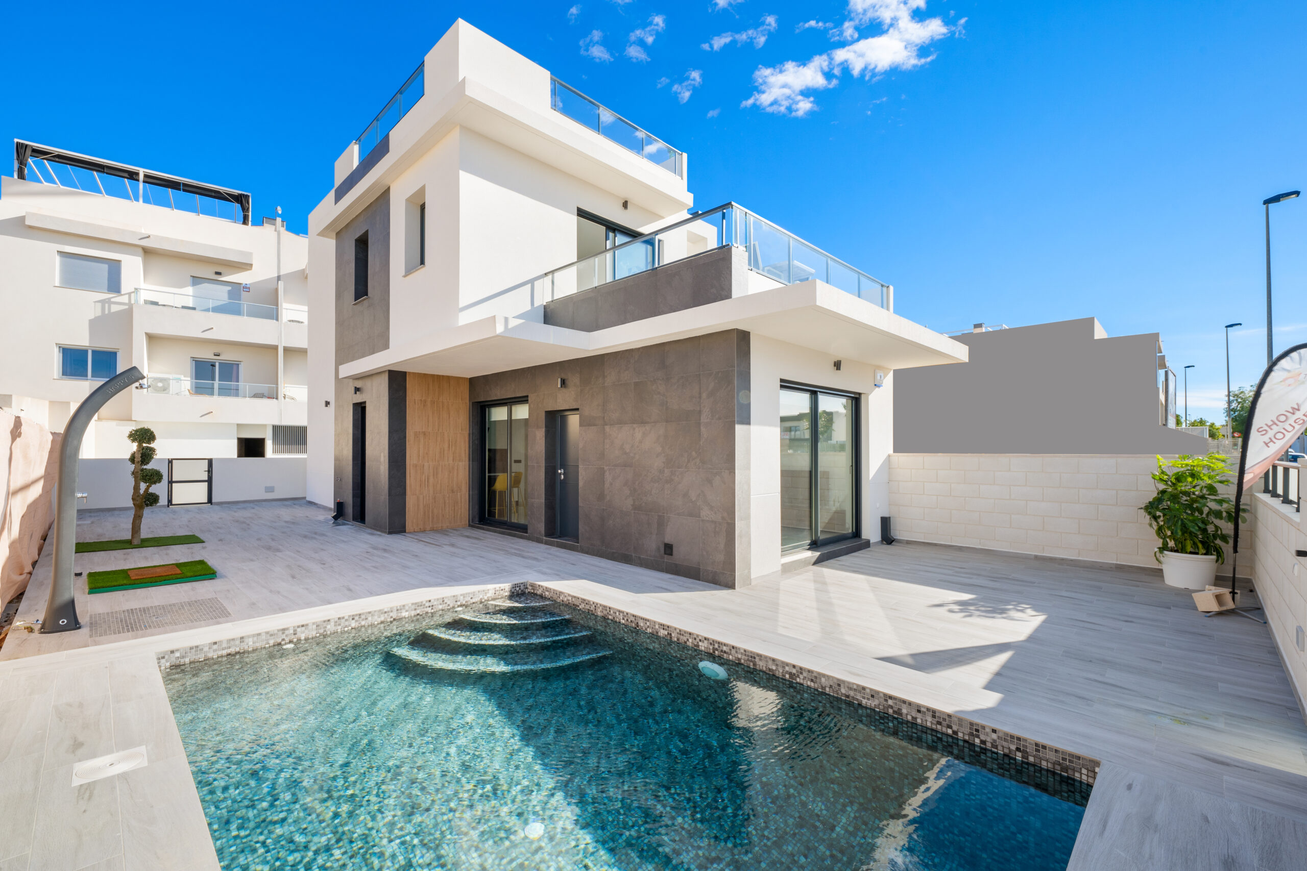 Villa for sale in Benijofar with private pool, garden and solarium
