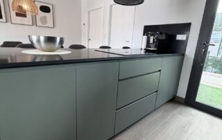 Fitted kitchen with integrated appliances