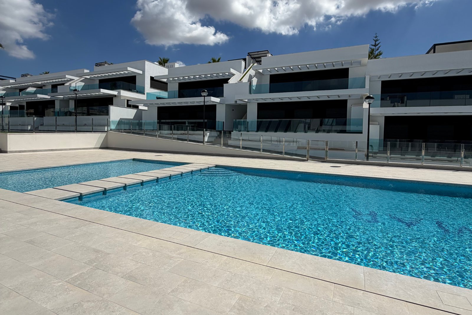 Key-ready apartments with communal pool Modern apartments with communal swimming pool in Costa Blanca, Alicante